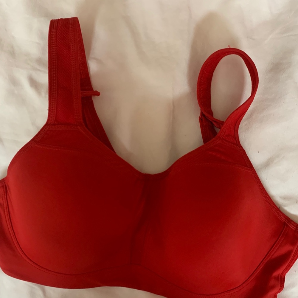 WACOAL High impact sports bra w/ underwire